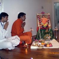 20100815_Photo_1014_07-Senior-Swami-performs-Guru-Puja_CMP_WM